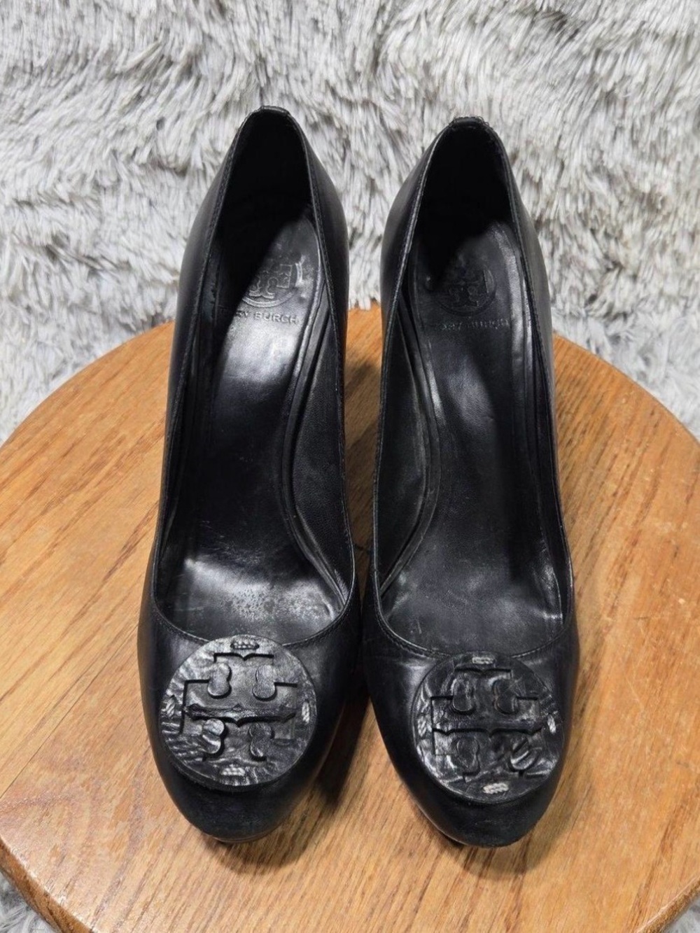 Tory Burch Black Leather Platform Pumps Logo Medallion Heels Round Toe